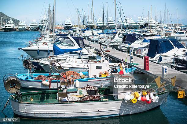 Verschiedene Boote In Ruhe In Der Marina Stockfoto und mehr Bilder von Blau - Blau, Fotografie, Hafen
