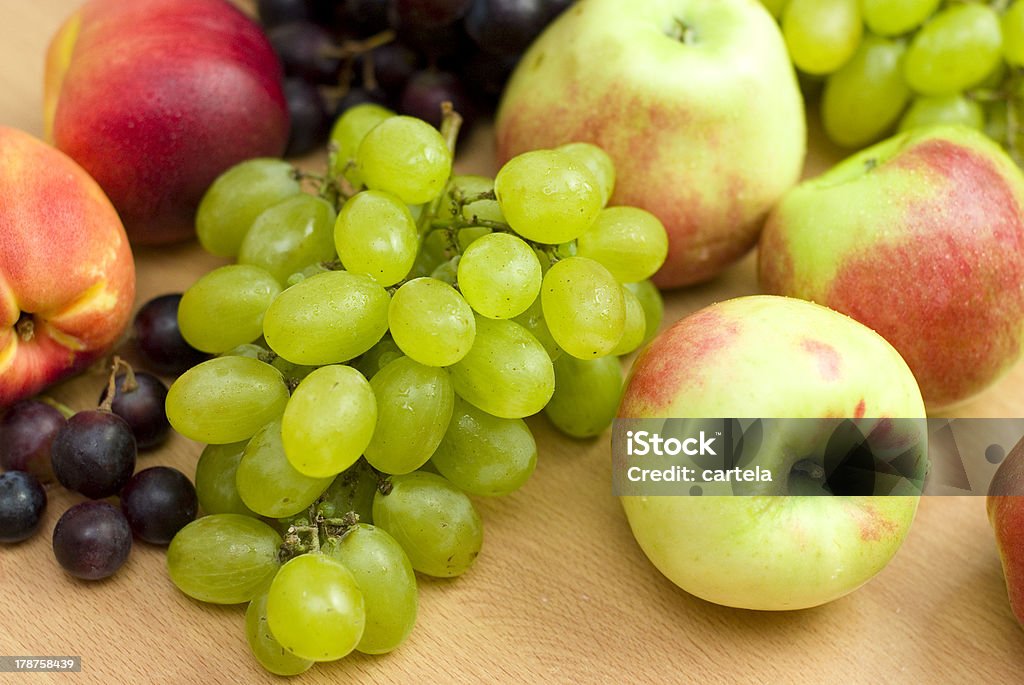 リンゴやブドウ - カベルネソービニヨン葡萄のロイヤリティフリーストックフォト