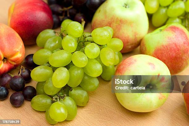 Jabłek I Winogron - zdjęcia stockowe i więcej obrazów Bez ludzi - Bez ludzi, Białe winogrono, Czerwone winogrono