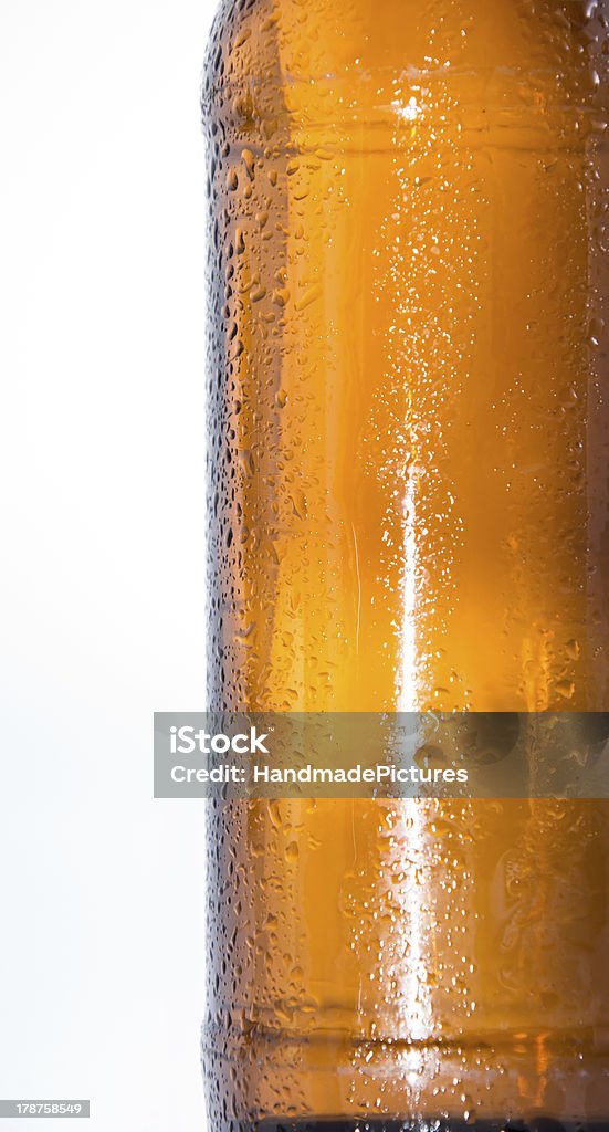 Мокрый Бутылка пива на белом - Стоковые фото Алкоголь - напиток роялти-фри