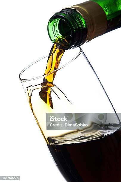 Verter Invulgar Bebida - Fotografias de stock e mais imagens de Abstrato - Abstrato, Abuso de Álcool, Aniversário especial