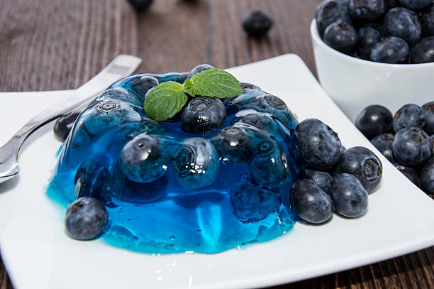jello myrtilles fraîches - gelatin dessert blueberry blue dessert photos et images de collection
