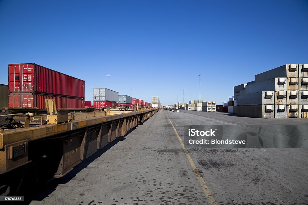 Iarda ferroviaria con contenitori caricato in treno - Foto stock royalty-free di Canada