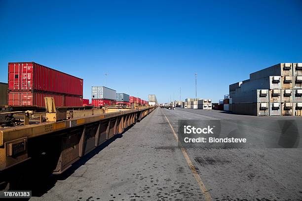 Iarda Ferroviaria Con Contenitori Caricato In Treno - Fotografie stock e altre immagini di Canada