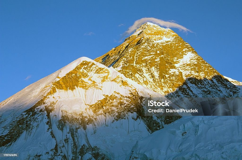 Abend-Blick auf den Mount Everest mit kleinen Wolken - Lizenzfrei Abenddämmerung Stock-Foto