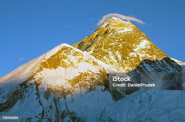 Abendblick Auf Den Mount Everest Mit Kleinen Wolken Stockfoto und mehr Bilder von Abenddämmerung