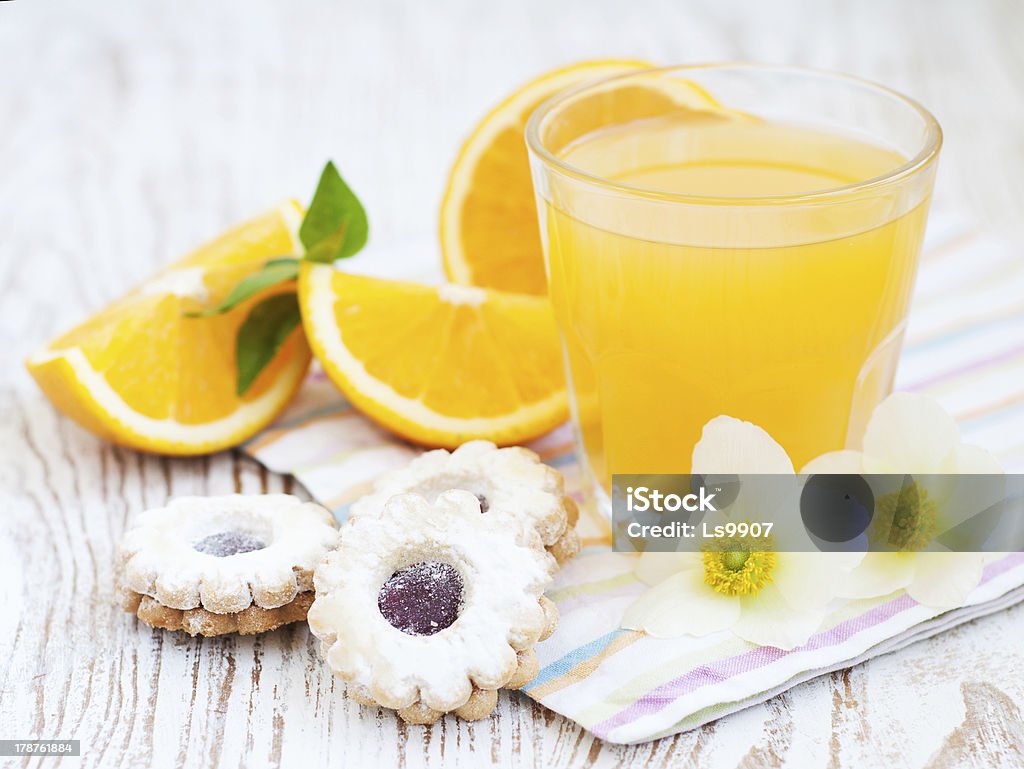 Suco de laranja e de cookies - Foto de stock de Assado no Forno royalty-free