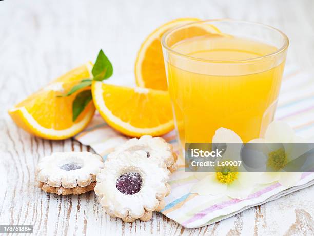 Foto de Suco De Laranja E De Cookies e mais fotos de stock de Assado no Forno - Assado no Forno, Bebida, Biscoito