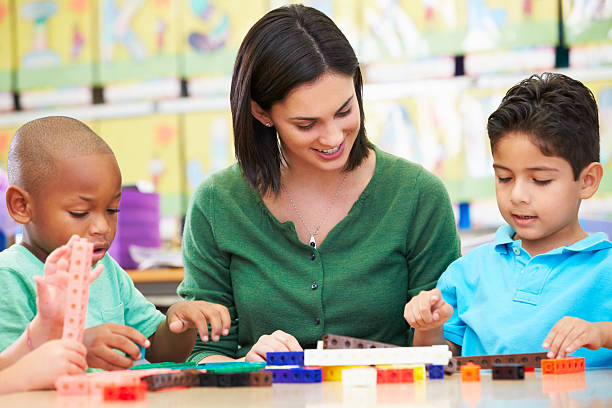 jovens alunos na turma a contar com professor - mathematics elementary student child student imagens e fotografias de stock