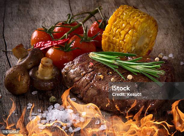 Delicioso Bife De Carne De Vaca - Fotografias de stock e mais imagens de Alecrim - Alecrim, Bife, Carne