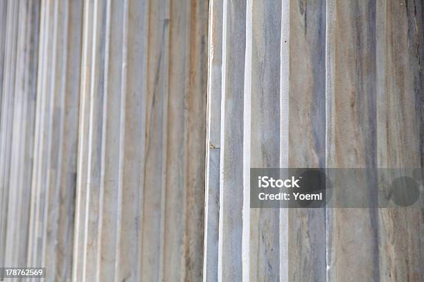 Una Colonna - Fotografie stock e altre immagini di Colonna architettonica - Colonna architettonica, In fila, Stile classico romano