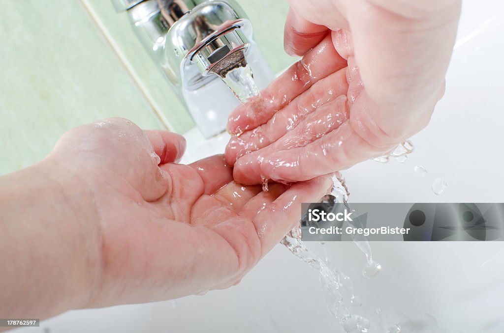 女性彼女の手の洗浄 - 1人のロイヤリティフリーストックフォト