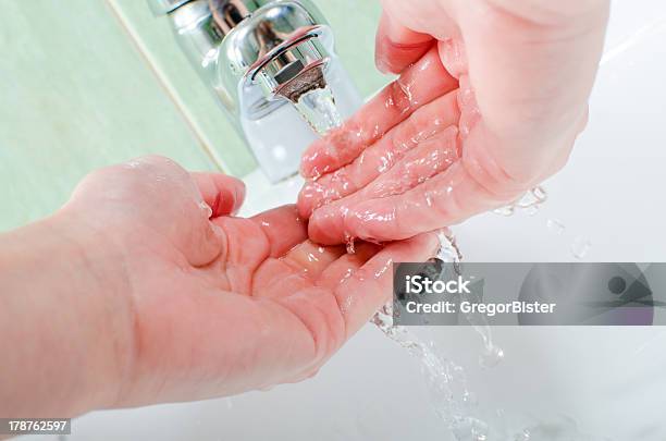 Foto de Mulher Lavando As Mãos e mais fotos de stock de Adulto - Adulto, Bactéria, Banheiro - Estrutura construída