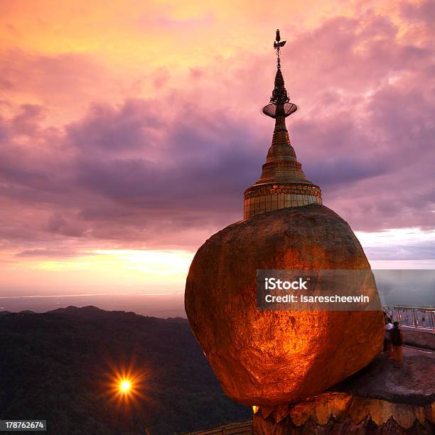 Foto de Golden Rock No Kyaiktiyo Pagoda e mais fotos de stock de Arranjar - Arranjar, Beleza, Budismo