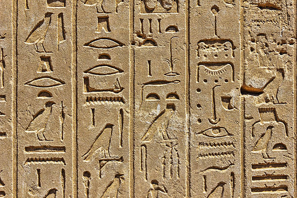 antiche rovine del tempio di karnak in egitto - tomb sarcophagus pharaoh temple of luxor foto e immagini stock