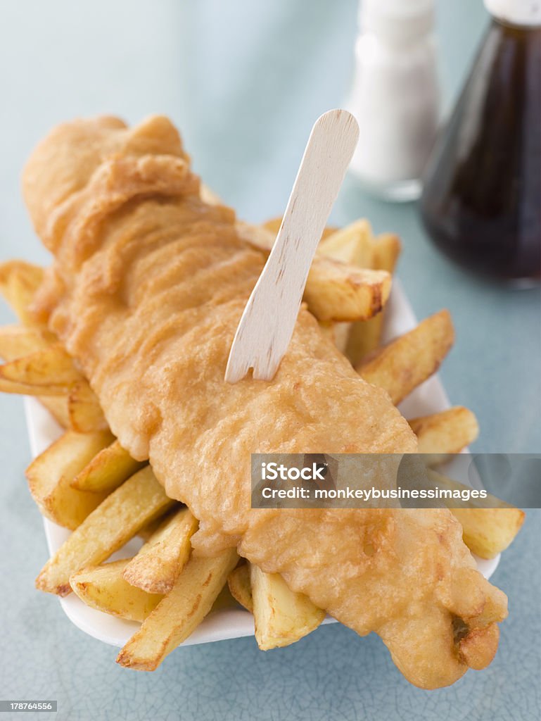 Porzione di Fish And Chips in un vassoio in polistirolo - Foto stock royalty-free di Fish and chips - Tipo di cibo