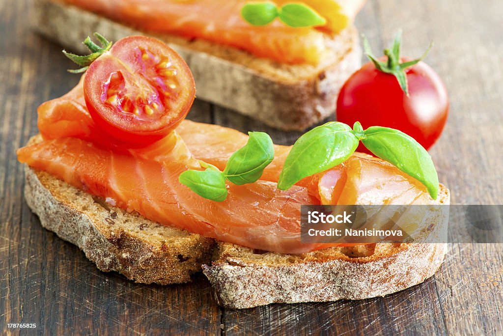 Zwei Lachs-sandwiches auf Holztisch - Lizenzfrei Räucherlachs Stock-Foto