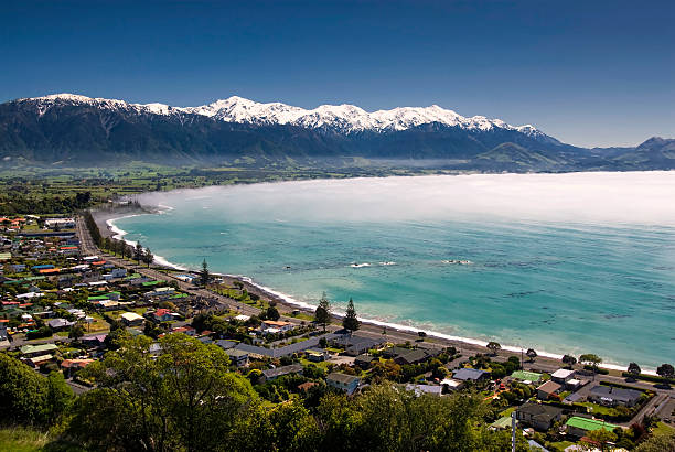 kaikoura township mit nebel am morgen meer. south island new zealand - marlborough region stock-fotos und bilder