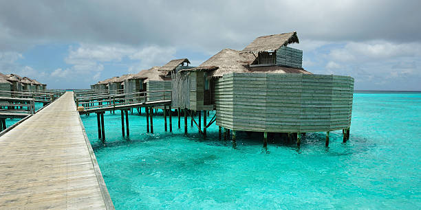 몰디브 수변 빌라 - hut maldives beach hut jetty 뉴스 사진 이미지