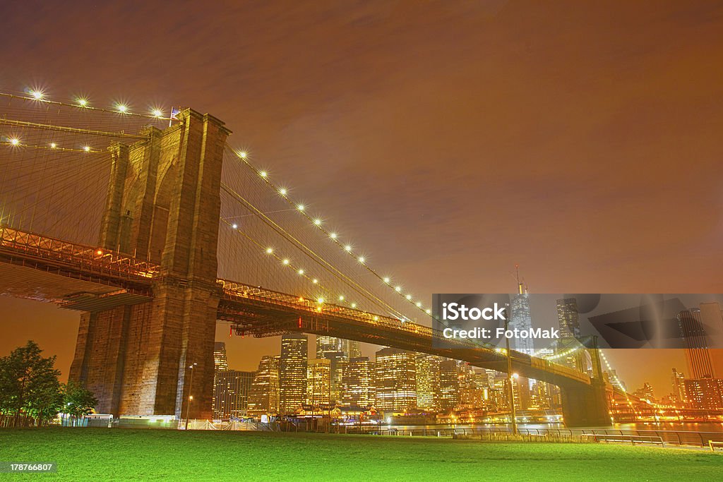 New York City w nocy z Brooklyn Bridge panorama - Zbiór zdjęć royalty-free (Architektura)