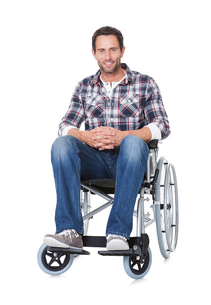 portrait du milieu âge homme en fauteuil roulant - physical injury men orthopedic equipment isolated on white photos et images de collection