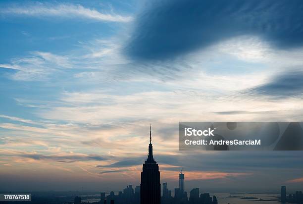 El Edificio Del Empire State De Aparición Encima De Nueva York Perfilados Contra El Horizonte Foto de stock y más banco de imágenes de Aire libre