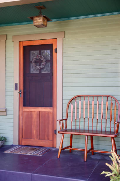 caprichosa casa de campo vintage de colores brillantes con encantadora puerta de entrada - screen door door porch house fotografías e imágenes de stock