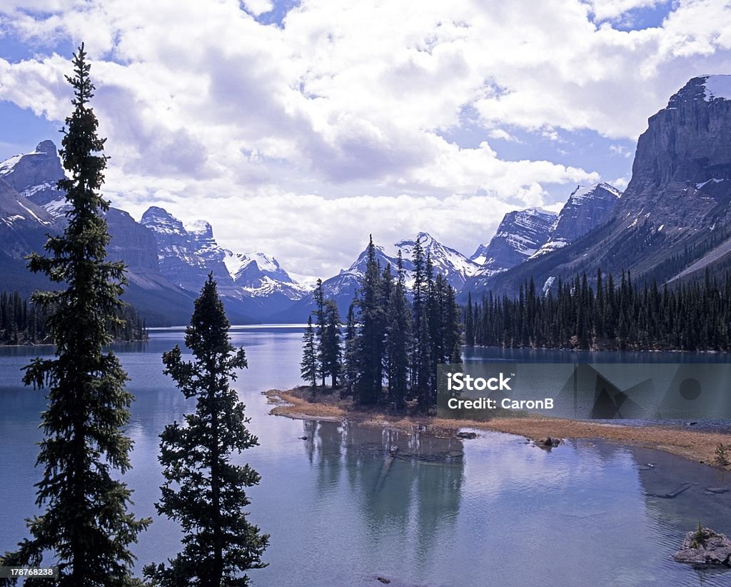 Dodajcie otuchy Wyspę, Maligne Lake, Kanada. - Zbiór zdjęć royalty-free (Alberta)