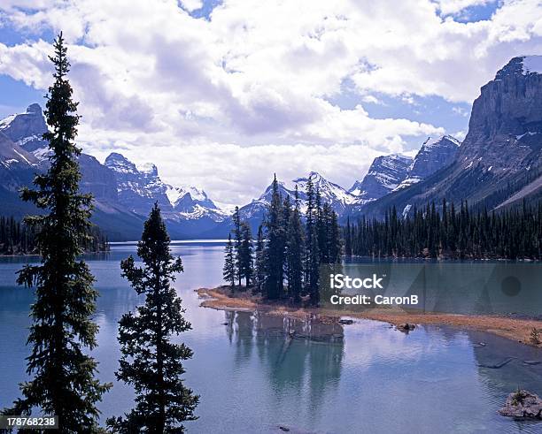 Dodajcie Otuchy Wyspę Maligne Lake Kanada - zdjęcia stockowe i więcej obrazów Alberta - Alberta, Bez ludzi, Chłodny