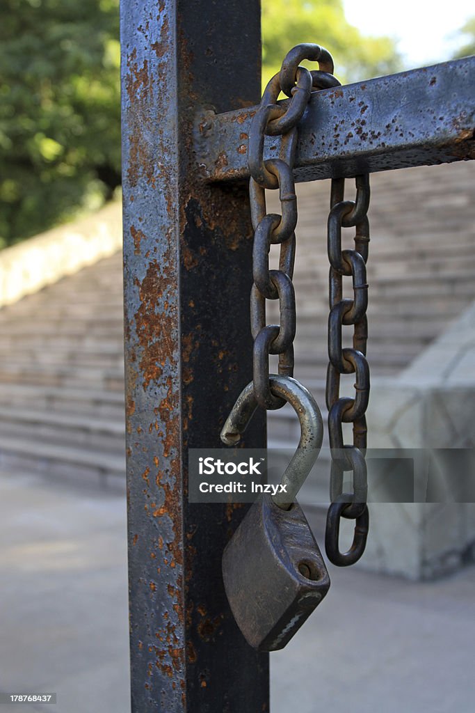 Reforzado bares en un cerca de la puerta - Foto de stock de Acero libre de derechos