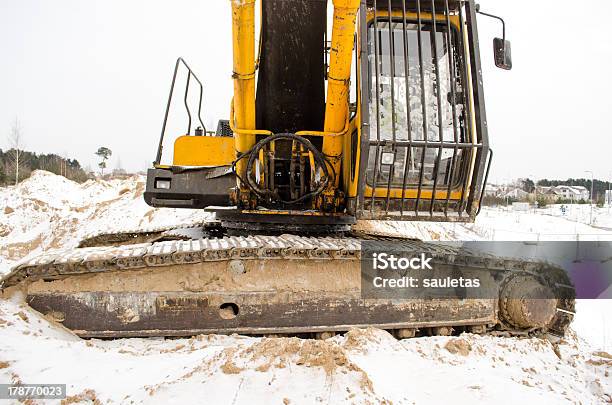 Caterpillar Dellescavatore Trattore Cabina Neve Inverno - Fotografie stock e altre immagini di Ambientazione esterna