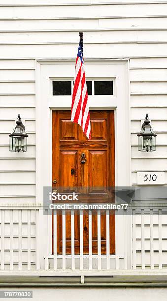 Коричневый Деревянная Дверь На Белой Стене С Нас Флаг — стоковые фотографии и другие картинки Звёздно-полосатый флаг