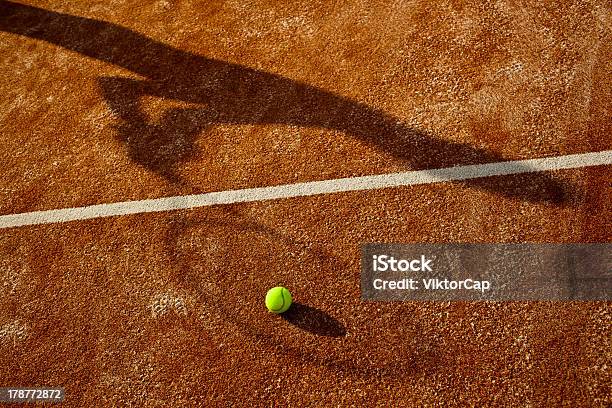 Ombra Di Giocatore Di Tennis In Azione - Fotografie stock e altre immagini di Adulto - Adulto, Ambientazione esterna, Attività