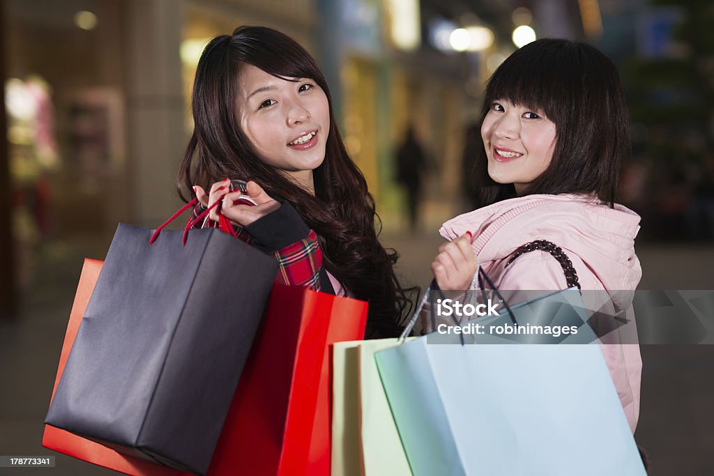 Deux happy chinese femme avec des sacs - Photo de Adulte libre de droits