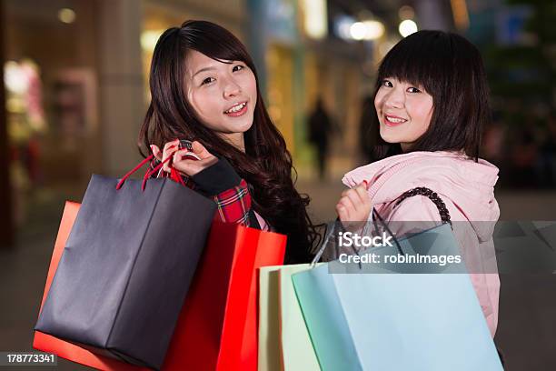 中国で 2 つの幸せな女性のショッピングバッグ - アジアおよびインド民族のストックフォトや画像を多数ご用意 - アジアおよびインド民族, クローズアップ, ファッション