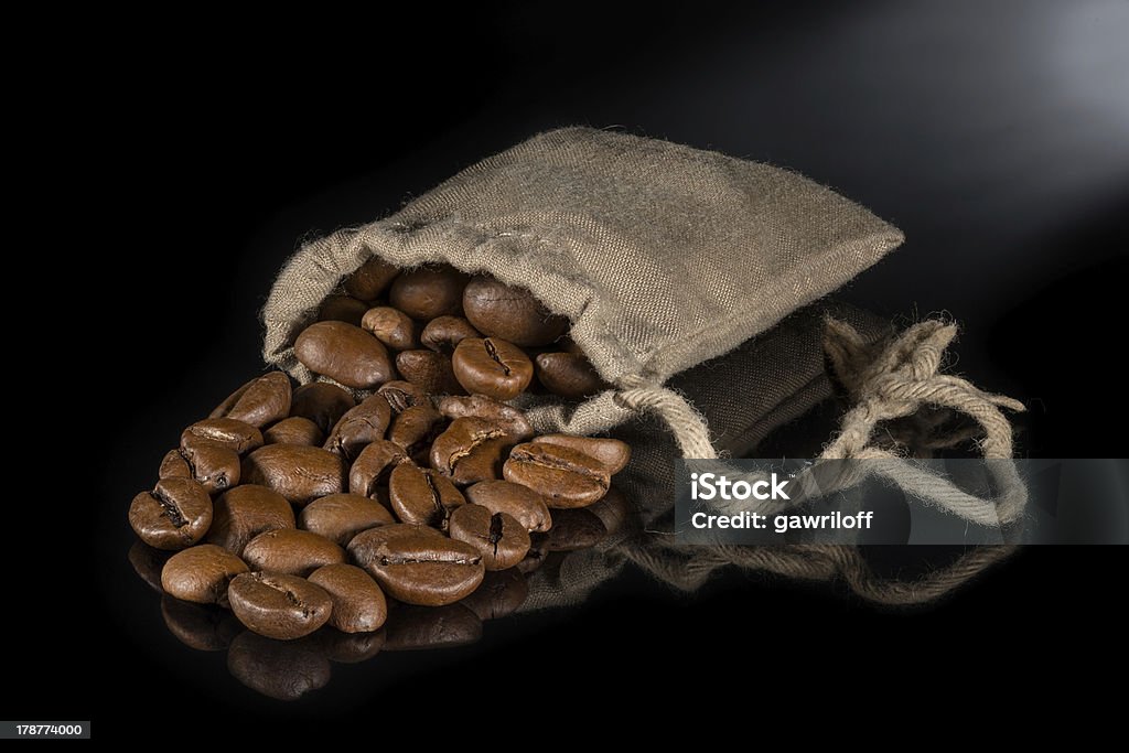 Café avec sac de toile de jute de fèves grillé - Photo de Agriculture libre de droits