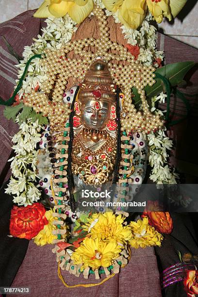 Photo libre de droit de Idol De Lakshmi banque d'images et plus d'images libres de droit de Argent - Argent, Bijou, Collier de fleurs