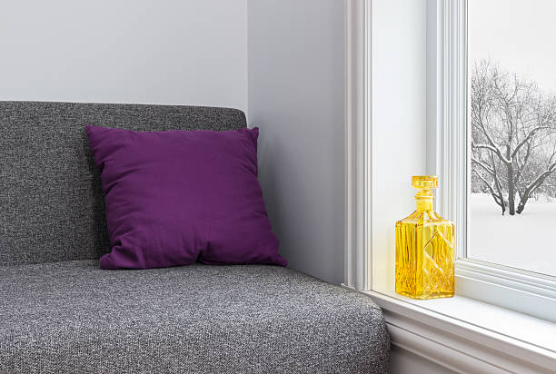 habitación con decoración elegante y vista de invierno - bedding cushion purple pillow fotografías e imágenes de stock