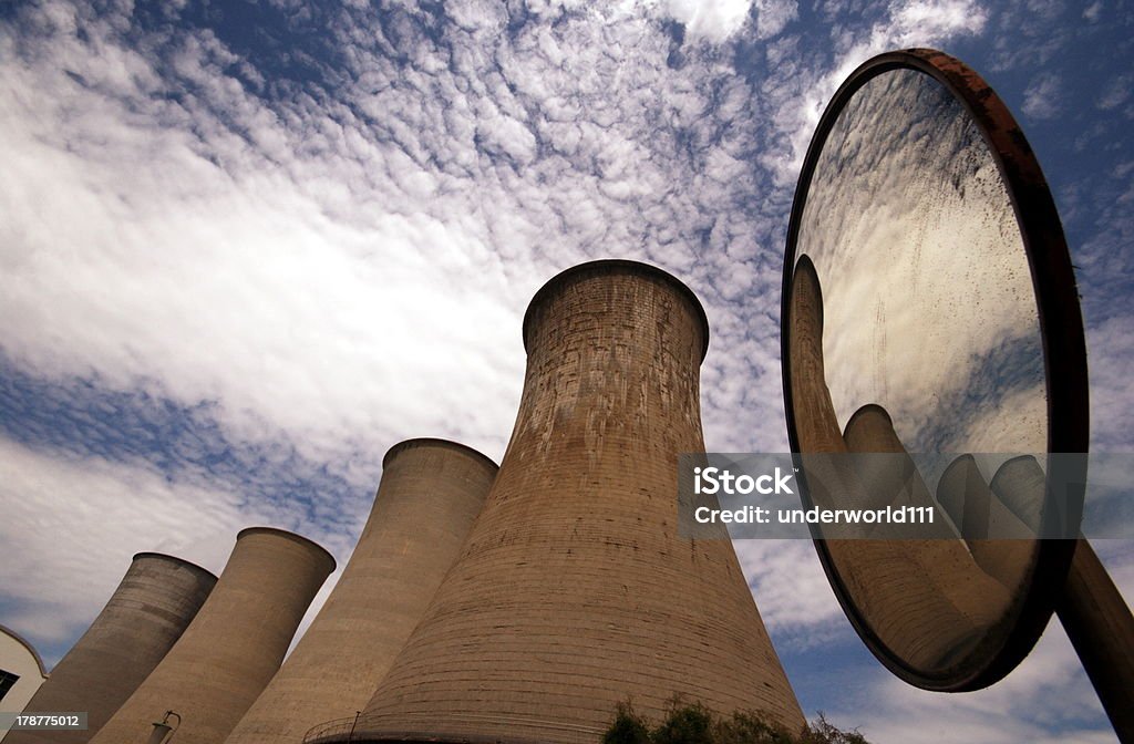 Chimeneas de la central eléctrica geotérmica - Foto de stock de Central eléctrica geotérmica libre de derechos