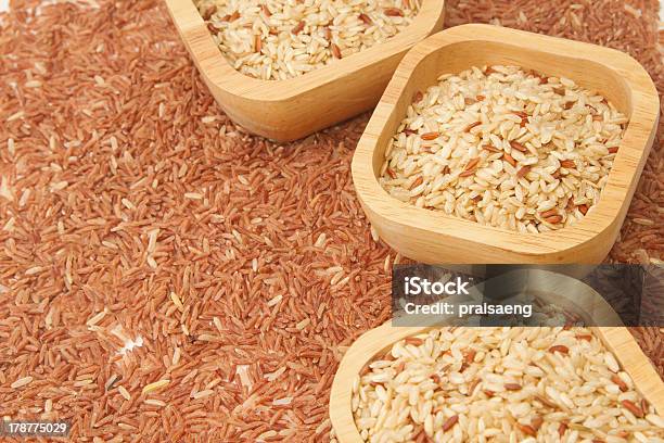 ウィイートカーネル木製のボウル Brown Rice 背景 - オーガニックのストックフォトや画像を多数ご用意 - オーガニック, スイートコーン, 乾燥