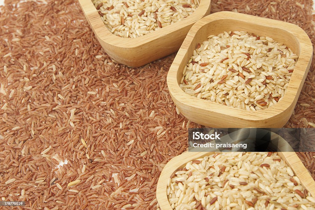 Grão de trigo na tigela de madeira no fundo marrom de arroz - Foto de stock de Agricultura royalty-free