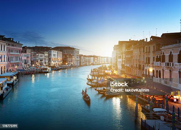 Photo libre de droit de Grand Canal Dans Le Temps Du Coucher Du Soleil Venise Italie banque d'images et plus d'images libres de droit de Architecture