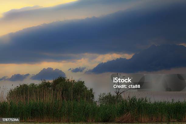 Foto de Tempestade De Belas Nuvens Sobre O Lago Em Primavera e mais fotos de stock de Arbusto