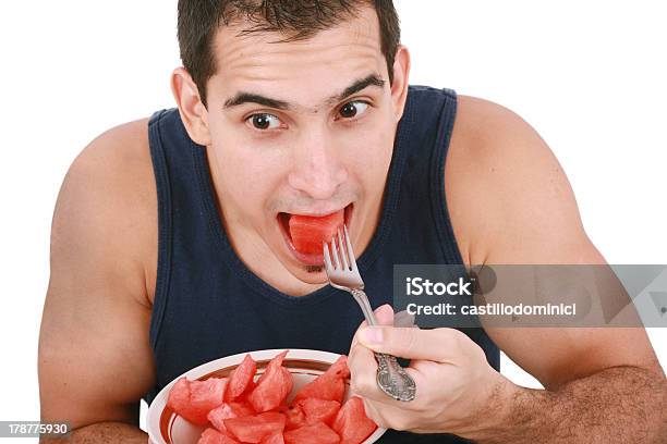Giovane Uomo Mangiare Una Fresco Melone Di Acqua - Fotografie stock e altre immagini di Adulto - Adulto, Affamato, Alimentazione sana