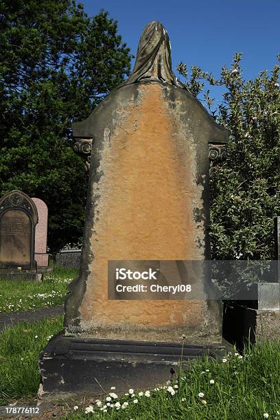 Vecchio Tombstone - Fotografie stock e altre immagini di Ambientazione esterna - Ambientazione esterna, Ambientazione tranquilla, Antico - Condizione