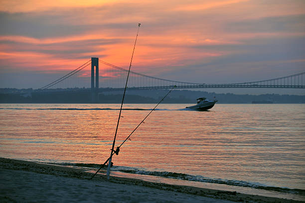 закат над реки гудзон - cable stayed bridge staten island brooklyn new york city стоковые фото и изображения