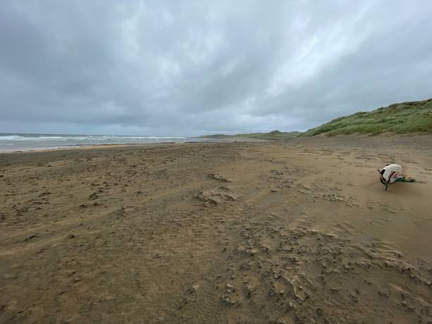 pochmurny dzień w fanore beach - hrabstwo clare - irlandia - surf scene zdjęcia i obrazy z banku zdjęć