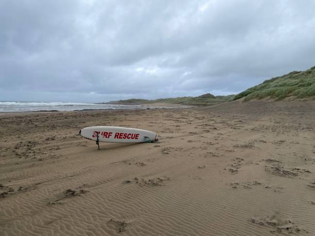 pochmurny dzień w fanore beach - hrabstwo clare - irlandia - surf scene zdjęcia i obrazy z banku zdjęć