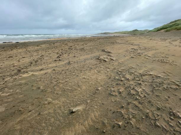 pochmurny dzień w fanore beach - hrabstwo clare - irlandia - surf scene zdjęcia i obrazy z banku zdjęć