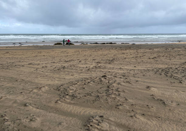 pochmurny dzień w fanore beach - hrabstwo clare - irlandia - surf scene zdjęcia i obrazy z banku zdjęć